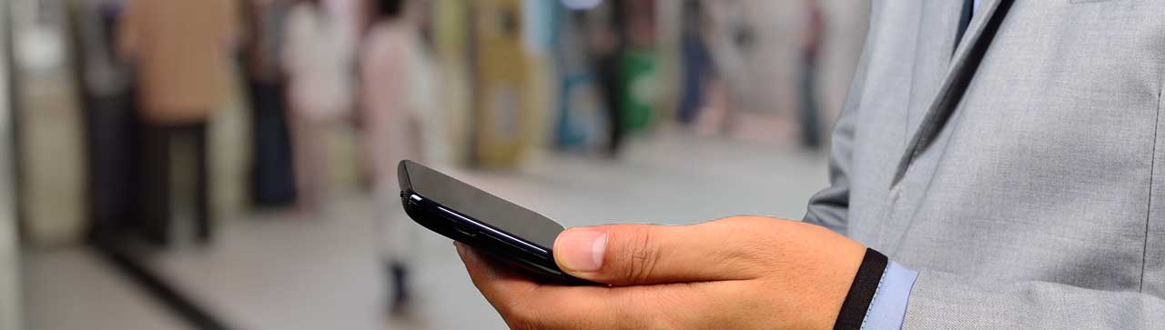 Mobiltelefon i hånd